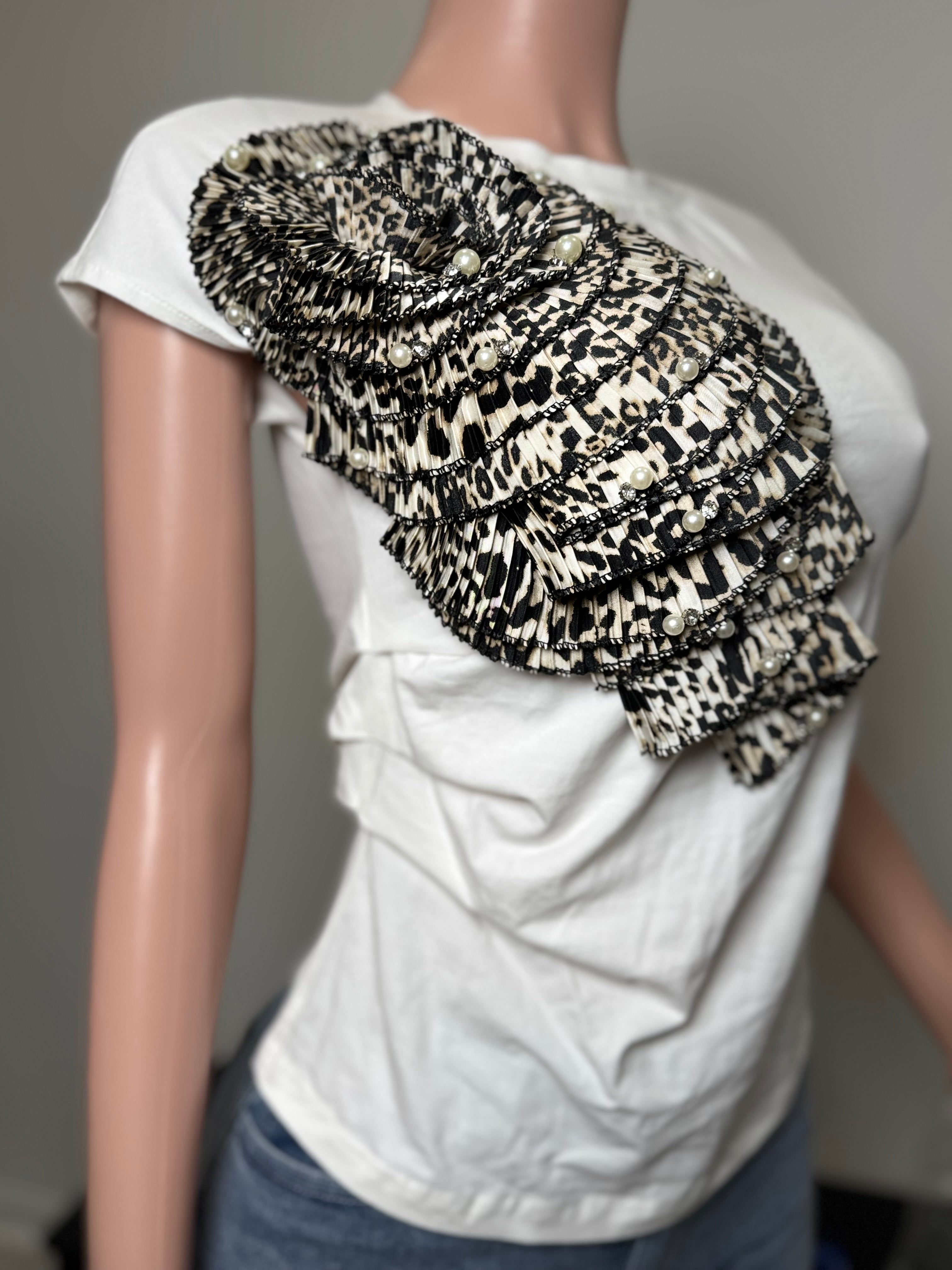 JJ3997-1 Wild Flair Statement Tee